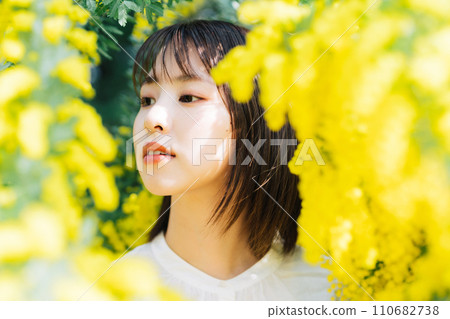 含羞草包圍的年輕女子 110682738