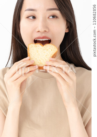 一個女人在吃麵包 一個女人在吃麵包 110682856