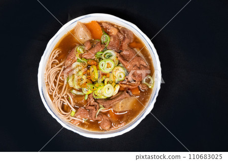 黑色背景煮蕎麥麵 110683025