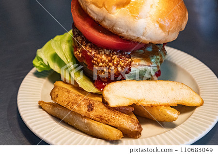 盤子上的淡路島漢堡 110683049