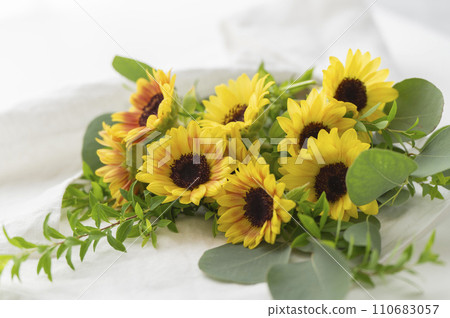 mini sunflower flower arrangement 110683057