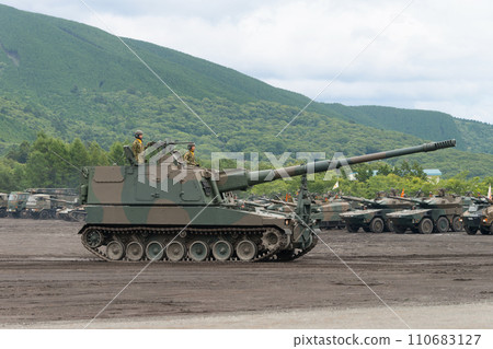 日本陸上自衛隊99式自走155公厘榴彈砲行駛中 日本陸上自衛隊99式自走155公厘榴彈砲行駛中 110683127