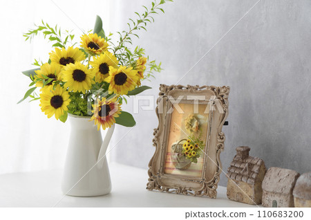 Mini sunflower flower arrangement and photo frame Mini sunflower flower arrangement and photo frame 110683200