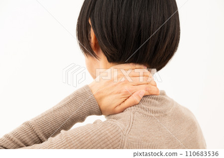 遭受頸部疼痛的中年婦女 110683536