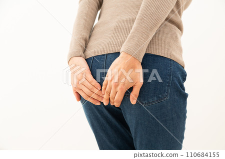 中年婦女摀著屁股 110684155