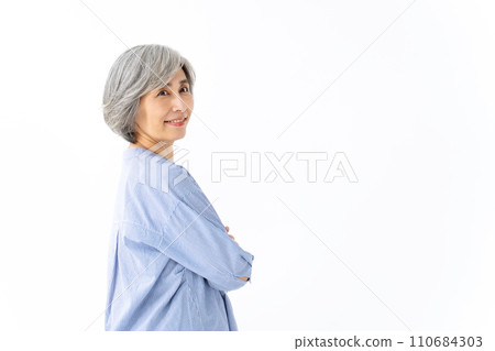 Gray-haired woman, casual, arms crossed 110684303
