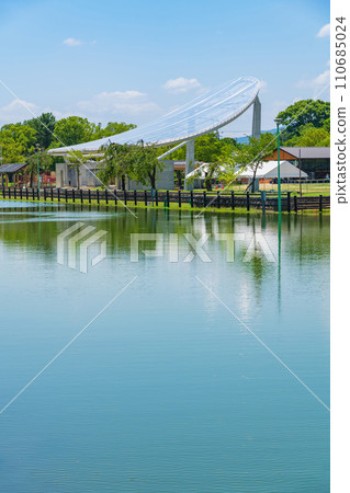 Tennogawa Park, walking path by the pond (Tsushima City, Aichi Prefecture) 110685024