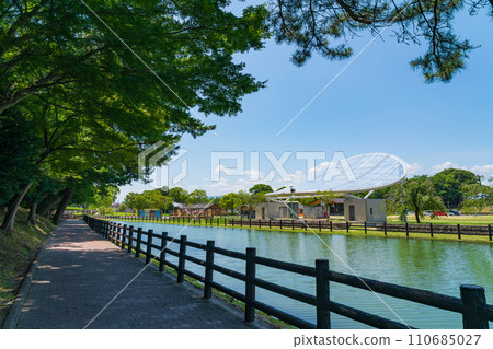 Tennogawa Park, walking path by the pond (Tsushima City, Aichi Prefecture) 110685027