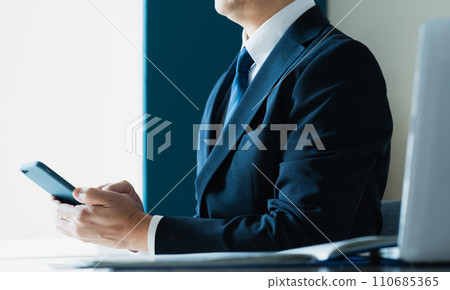 用智慧型手機發送電子郵件的商人的手 110685365
