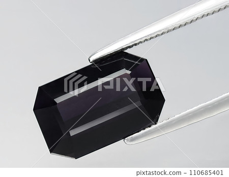 natural purple spinel gem on the background 110685401