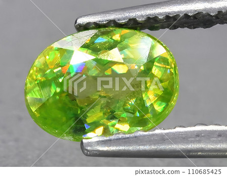 natural green sphene gem on the background 110685425