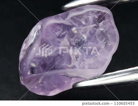 natural blue purple sapphire gem on the background 110685455