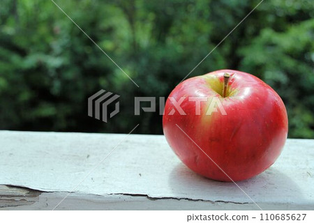 bright red apple on the table bright red apple on the table 110685627