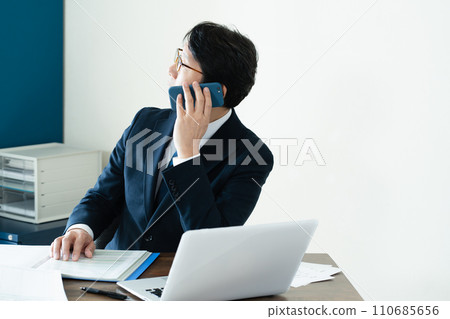 商人在辦公室談話 110685656