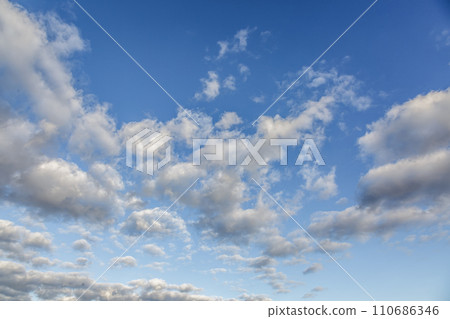 Shape of clouds floating in the blue sky [background material] 110686346