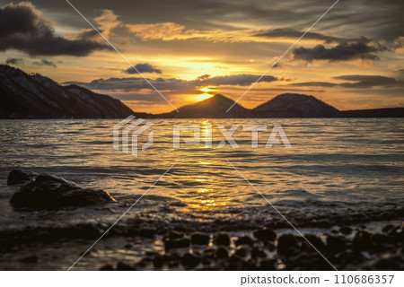 Lake Shikotsu at sunrise 110686357