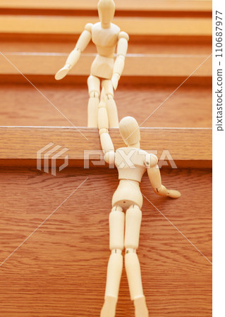 A drawing doll that helps drawing dolls who are in trouble 110687977