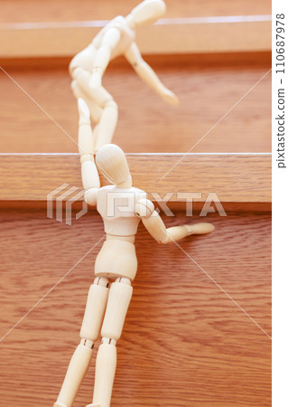 A drawing doll that helps drawing dolls who are in trouble 110687978