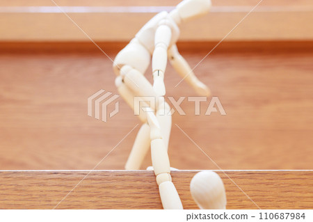 A drawing doll that helps drawing dolls who are in trouble 110687984