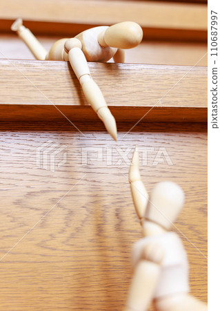 A drawing doll that helps drawing dolls who are in trouble A drawing doll that helps drawing dolls who are in trouble 110687997