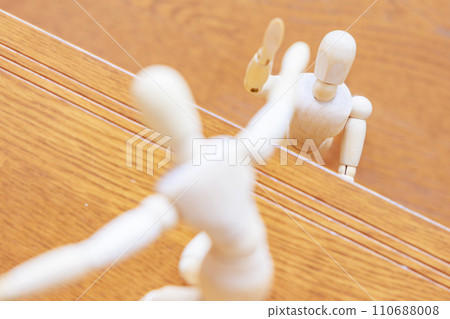 A drawing doll that helps drawing dolls who are in trouble 110688008
