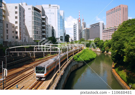 從禦茶之水橋看到的神田川和中央線 110688481