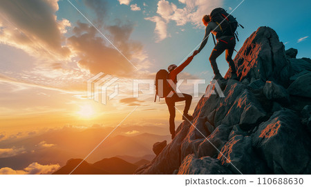 一位富有冒險精神的登山者在日出時到達山頂。透過團隊合作克服困難的形象。人工智慧影像 110688630