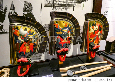 A gorgeous bird hat shaped like a horse's head from the traditional performing arts Enburi passed down in the former Nanbu domain. A gorgeous bird hat shaped like a horse's head from the traditional performing arts Enburi passed down in the former Nanbu domain. 110689135