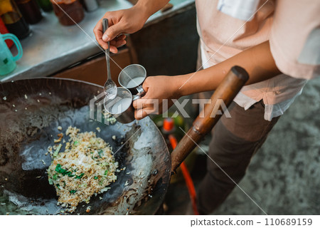 hand of male seller seasoning fried rice 110689159