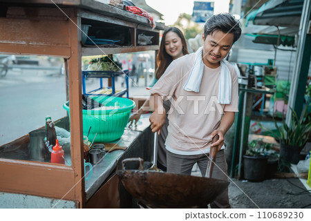 male seller cooking indonesian fried rice 110689230