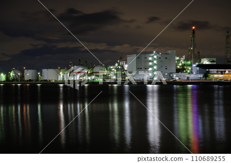 工廠夜景反映在水面上 工廠夜景反映在水面上 110689255