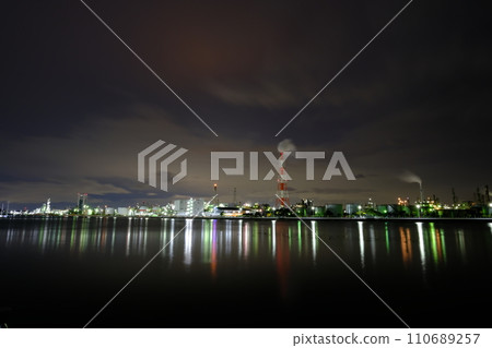 遠處的工廠夜景 遠處的工廠夜景 110689257