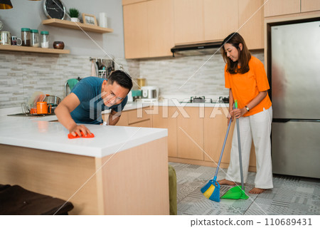 asian man and woman cleaning kitchen asian man and woman cleaning kitchen 110689431