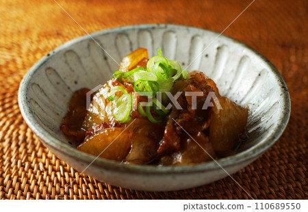Pork belly and radish 110689550