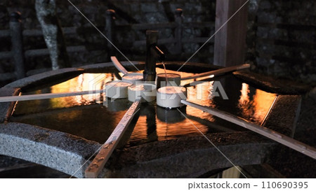 晚上的水店 110690395