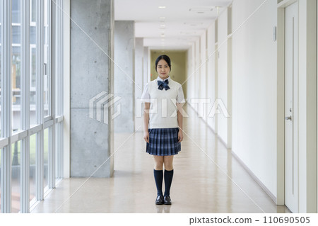 站在學校走廊上微笑著看著鏡頭的女高中生全身照合作：有明教育藝術學院 110690505
