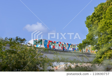 採用大阪關西世博會吉祥物「Myakumyaku」設計的單軌列車 110690737