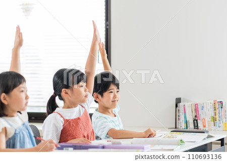 在補習班學習的小學生。 110693136