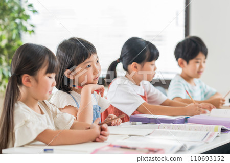 在補習班學習的小學生。 110693152