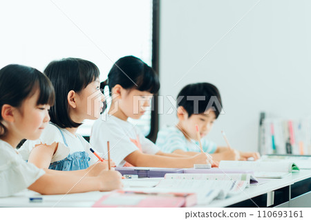 在補習班學習的小學生。 110693161