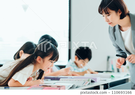 在補習班學習的小學生。 110693166