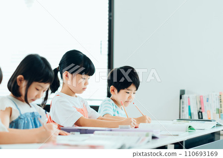 在補習班學習的小學生。 在補習班學習的小學生。 110693169
