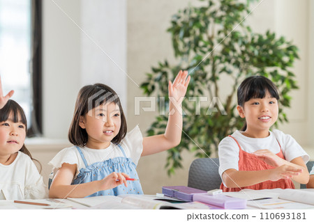 在補習班學習的小學生。 在補習班學習的小學生。 110693181
