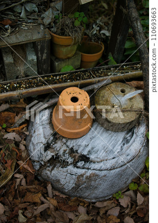 Old flower pot that is no longer used in the garden 110693663