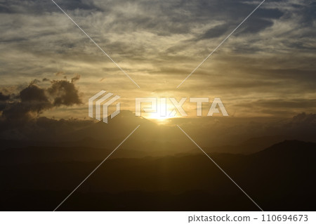 想著富士山與夕陽 110694673