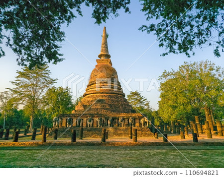 Wat Chang Lom at Sukhothai historic park, Thailand 110694821