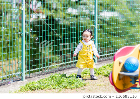 兒童和家庭幼兒玩肥皂泡 110695116