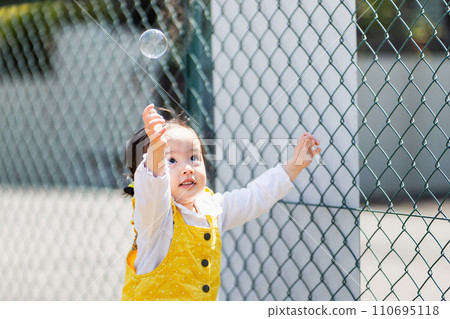 兒童和家庭幼兒玩肥皂泡 兒童和家庭幼兒玩肥皂泡 110695118