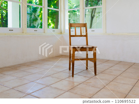 房間裡的木椅 110695522