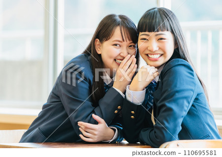 高中女孩在教室裡和朋友談論同學 110695581